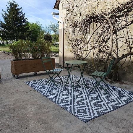 Au Domaine Du Bois Joubert Bed & Breakfast Luzille Exterior photo