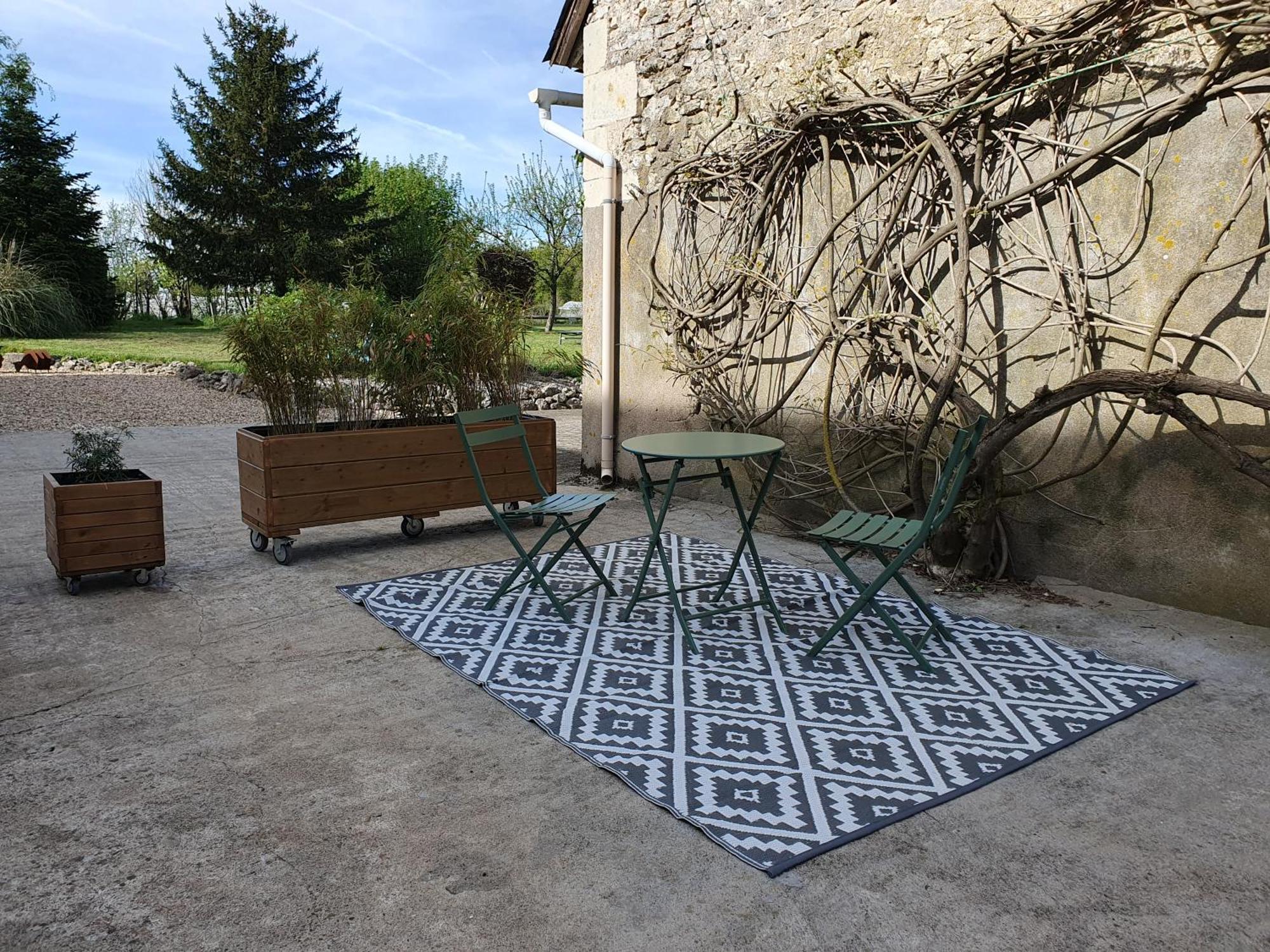 Au Domaine Du Bois Joubert Bed & Breakfast Luzille Exterior photo